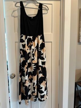 Sleeveless Black Bodice Floral-Print Maxi Dress in Cream and Black